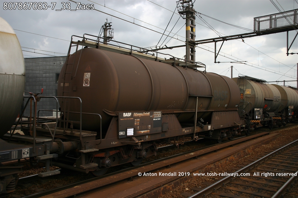 807867083-7_33_Zacs.jpg